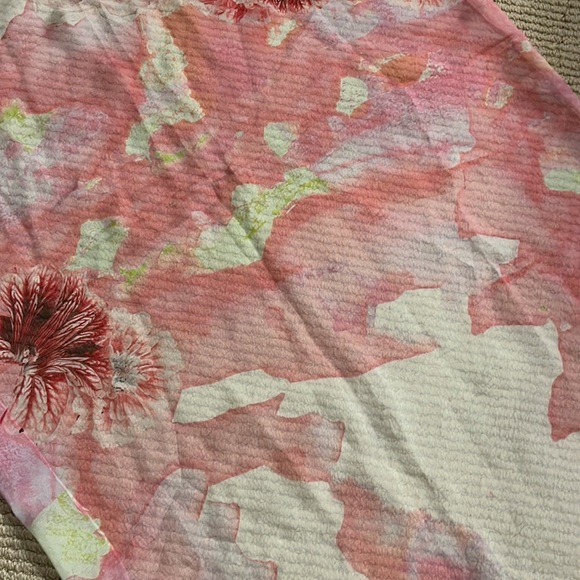 Tahari 100% silk scarf. - Picture 2 of 3